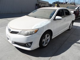 2014 TOYOTA CAMRY SE WHITE 2.5 AT Z20024